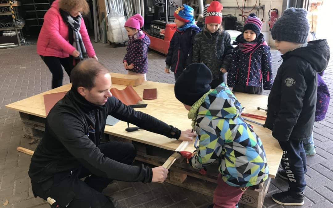 Kita-Kinder besuchen Dachdecker